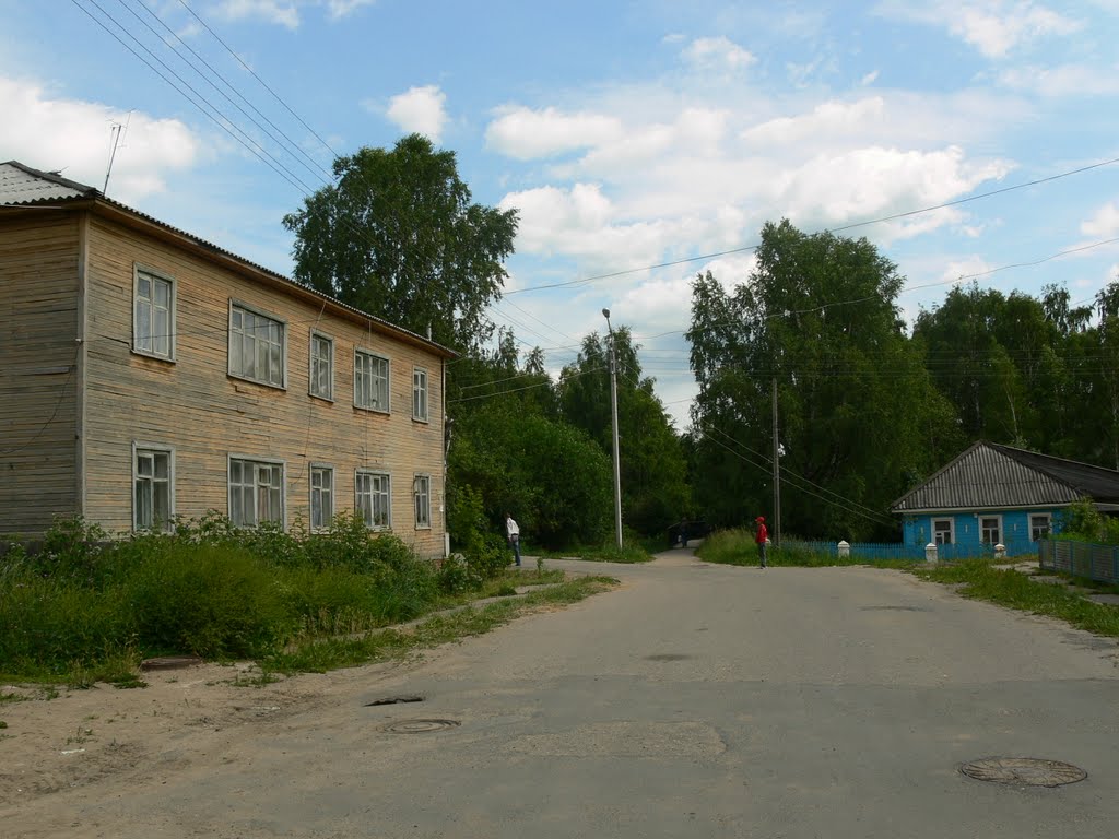 ул. Клочихина, 13 (дом слева)