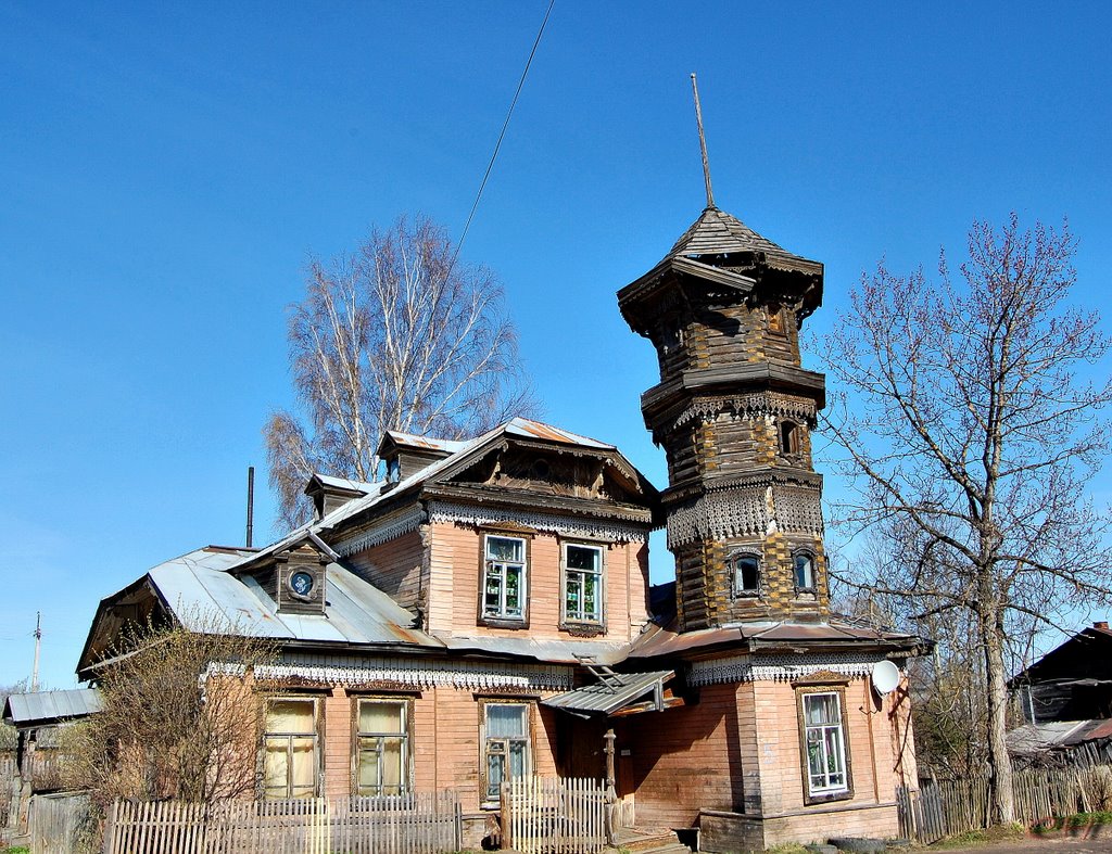 Устюжна. Дом с башенкой