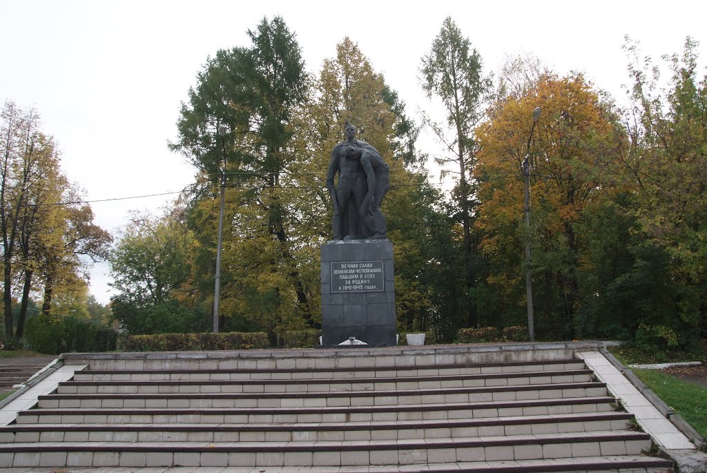 Устюжна. Памятник.