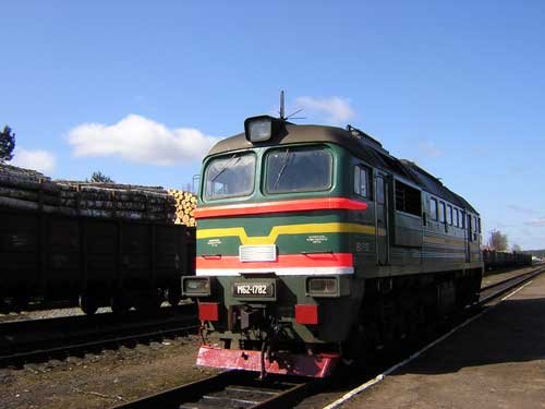 Тепловоз М62 подают под пригородный поезд Хвойная-Будогощь.