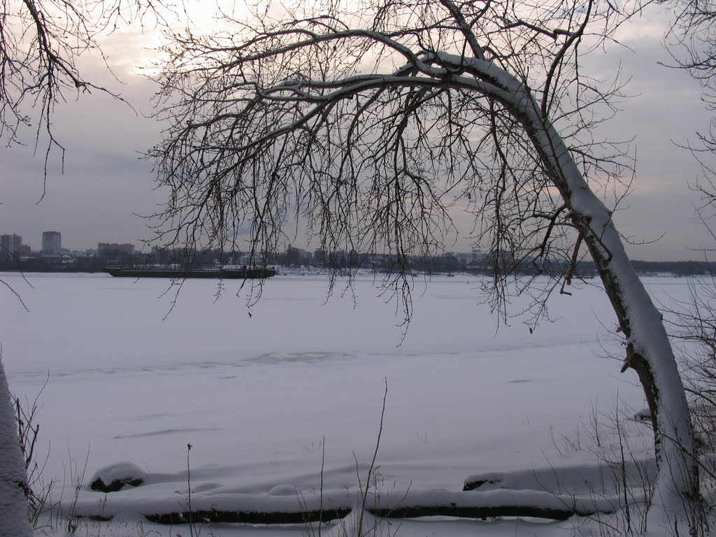 Река , практически, встала.