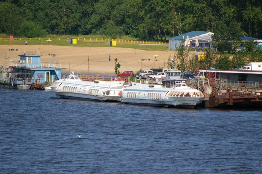 Вид на реку Шексна, пляж, теплоходы на подводных крыльях "Метеор-048" и "Метеор-068" / View of the Sheksna river, a beach, the hydrofoils "Meteor-048" and "Meteor-068" (22/07/2007)
