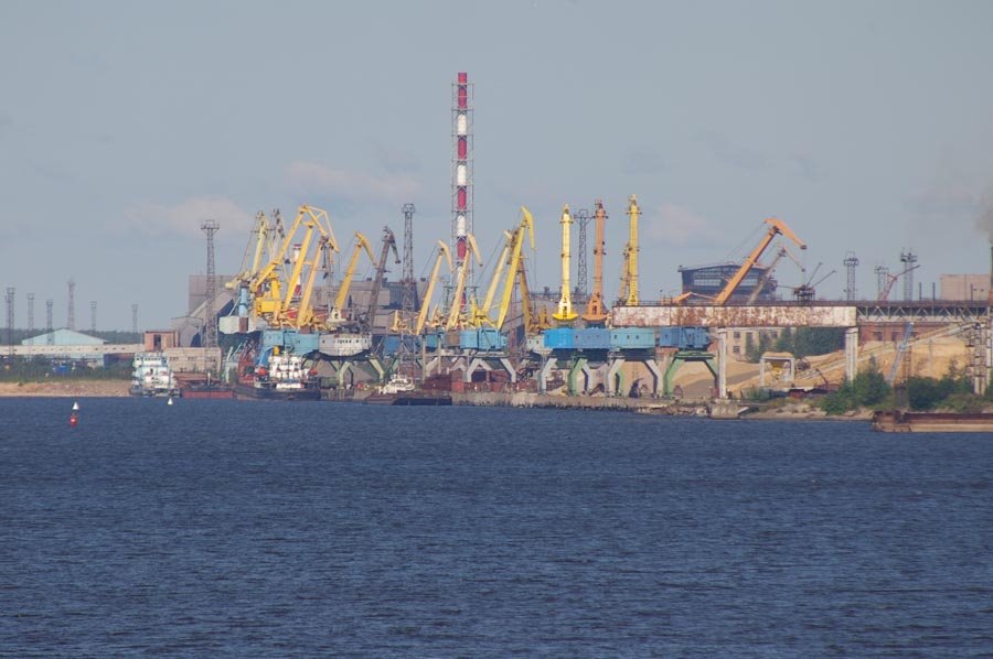 Вид на реку Шексна, причалы  комбината "Северсталь" / View of the Sheksna river, moorings of the metalurgical combine "Severstal" (22/07/2007)