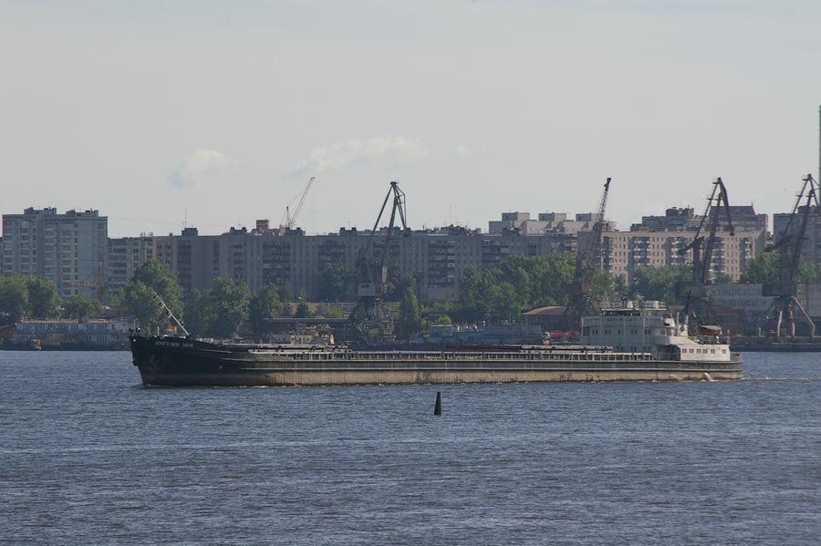 Сухогруз "Волго-Дон-5070" следует вниз по реке Шексна / The dry-cargo ship "VolgoDon-5070" is following downwards by the Sheksna river (22/07/2007)