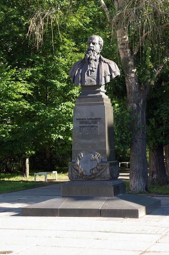 Памятник художнику Василию Васильевичу Верещагину - уроженцу города, в начале улицы Верещагина / Monument to an artist V.V.Vereschagin - to the native of city, at the beginning of Vereschagins street (22/07/2007)