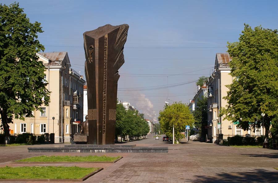 Вид на Памятник металлургам и улицу Металлургов / View of the Monument to metallurgists and the street of Metallurgists (22/07/2007)