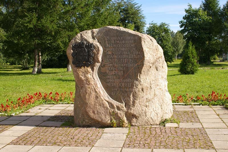 Памятный закладной камень города в начале проспекта Строителей / Memorable foundation stone of the city at the beginning of the prospectus of the Builders (22/07/2007)