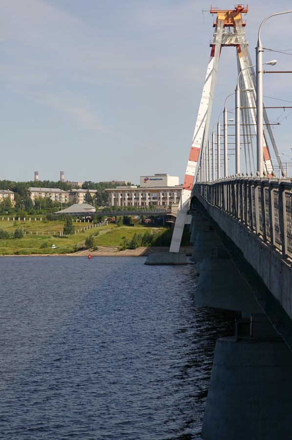 Вид на реку Шексна, Октябрьский мост и дворец культуры металлургов / View of the Sheksna river, the October bridge and the Community center of metallurgists (22/07/2007)