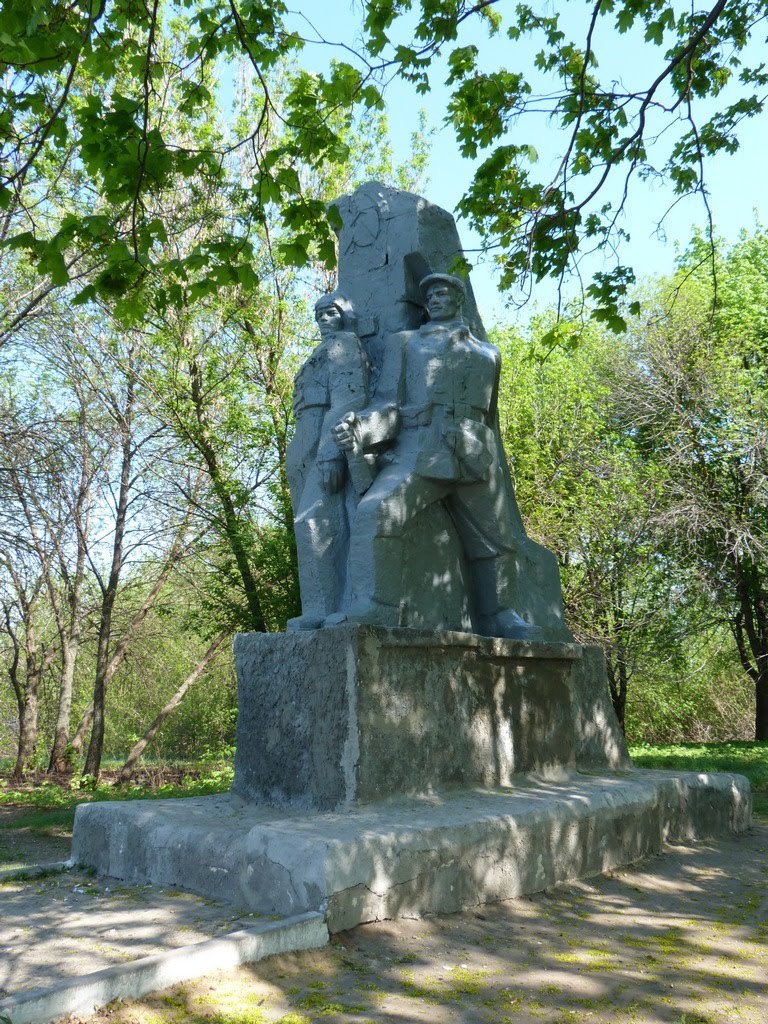 памятник героям неизвестно какой  войны