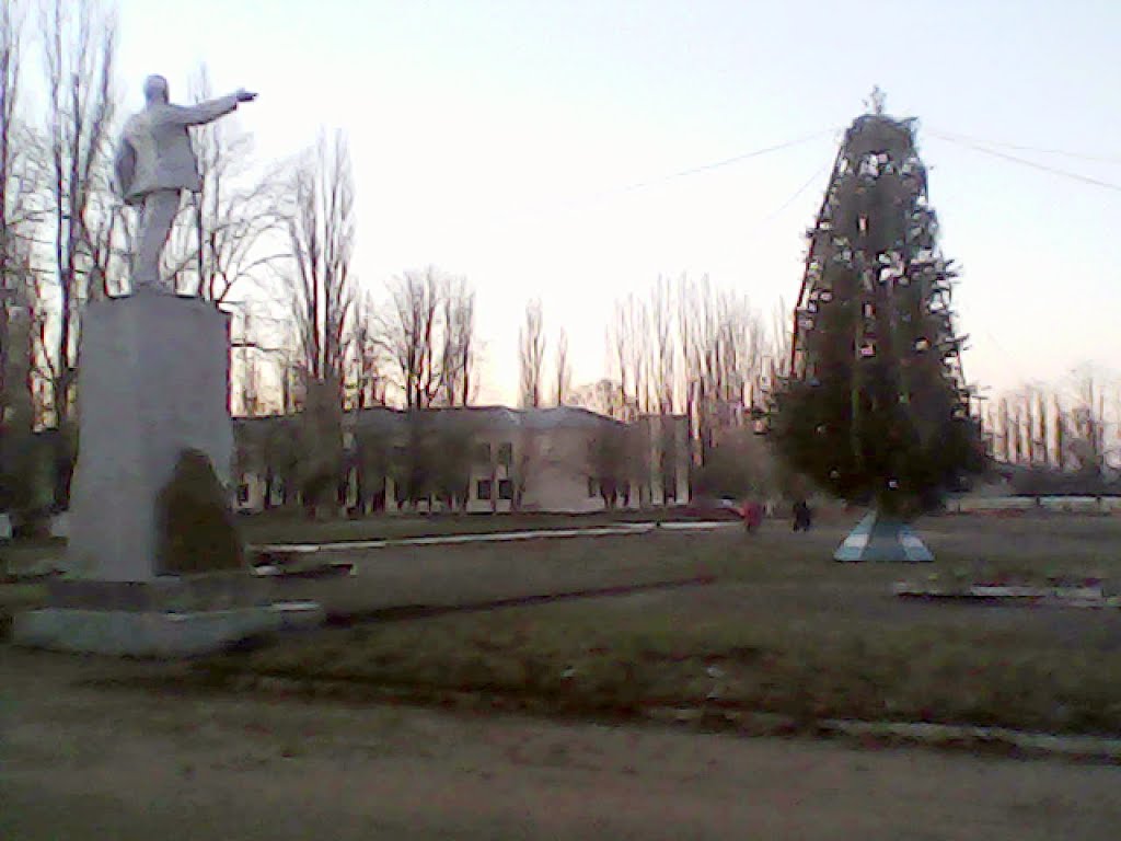Комсомольская площадь 23 декабря 2012г.Ёлка есть,а снега нет..