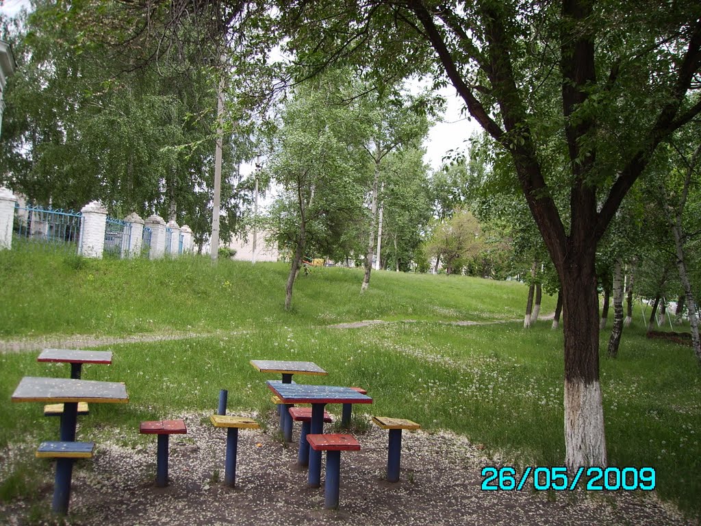 Лавочки в сквере у Церкви