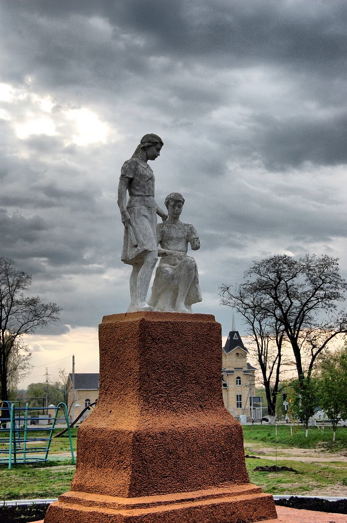 Скульптура у школы