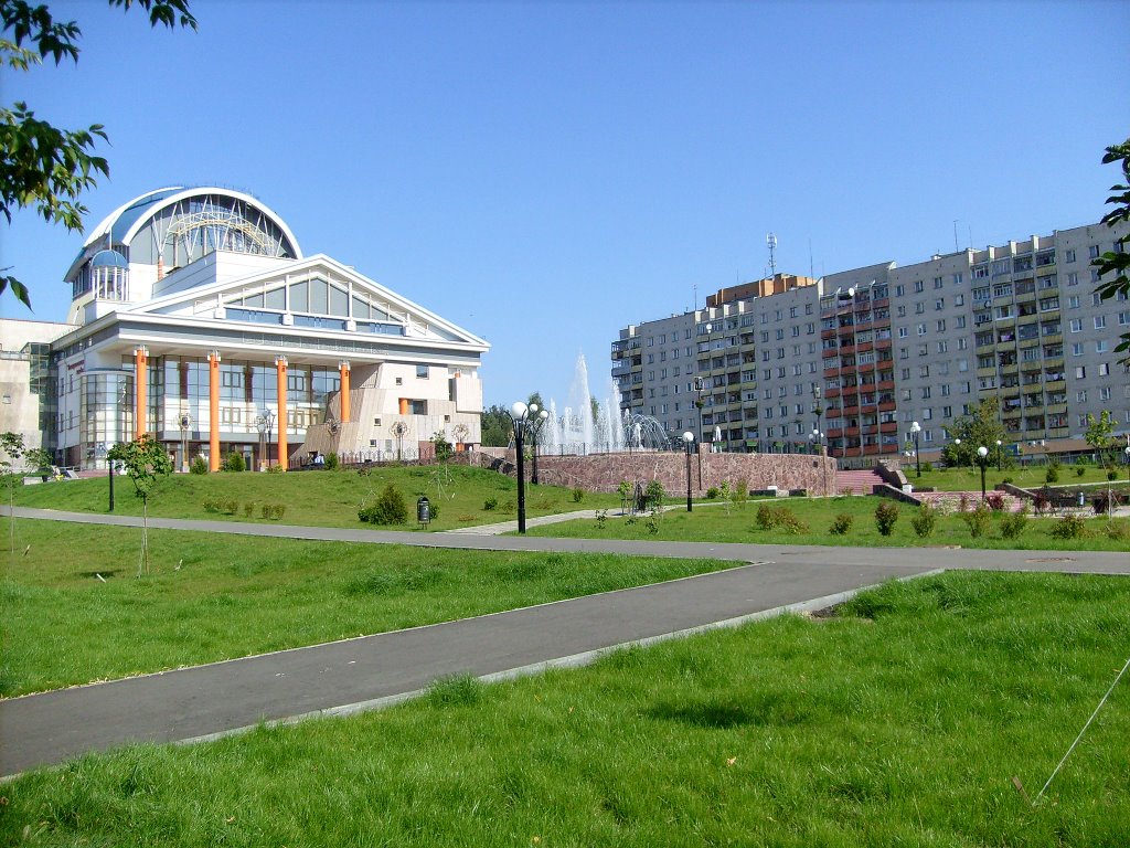 Театр Драмы, фонтан, сквер