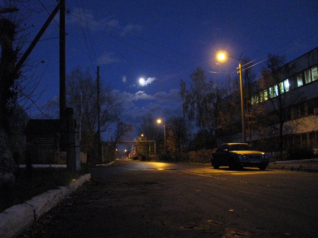 ул. Ленина возле Легмаша.  Вечер.