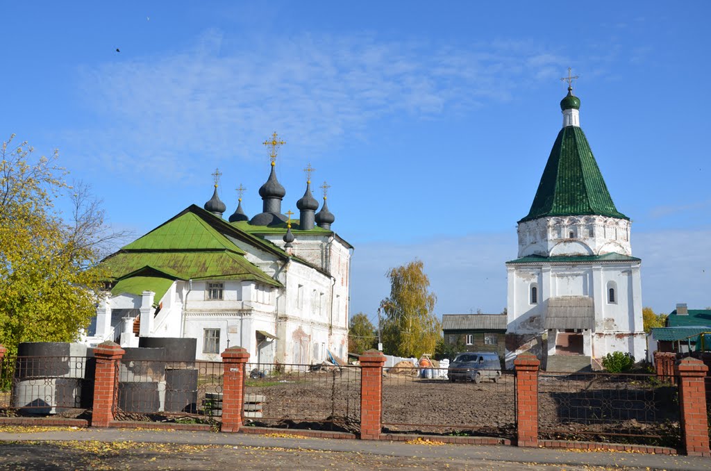 Балахна, справа - храм святителя Николая Чудотворца 1552 г.