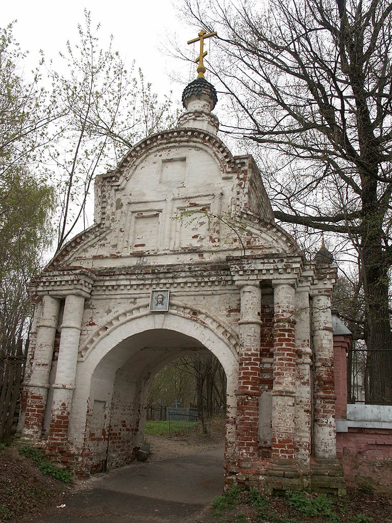 Россия: Нижегородская область: Балахна: ворота на кладбище с церковью Троицкой; 10:20 09.05.2006