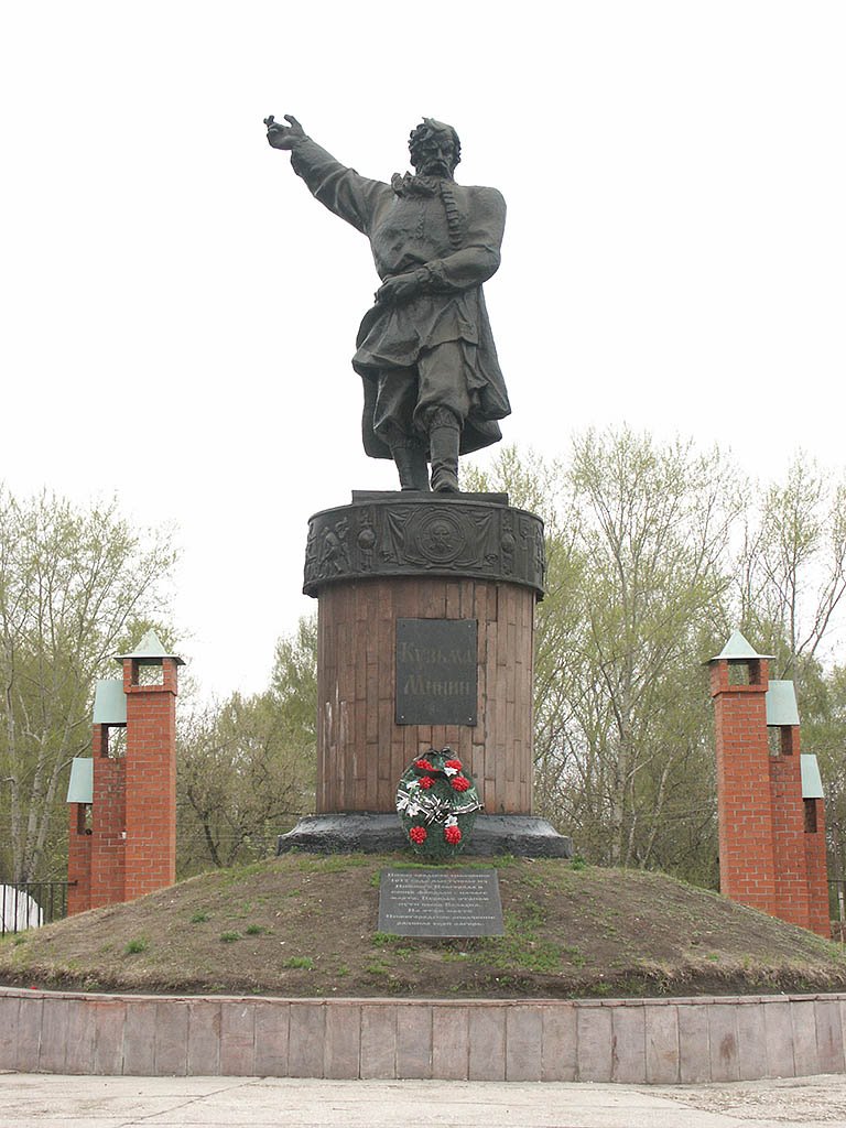 Россия: Нижегородская область: Балахна: памятник Кузьме Минину; 10:52 09.05.2006