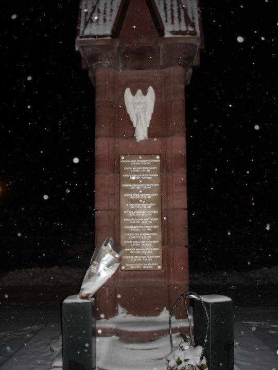 новый памятник возле церкви