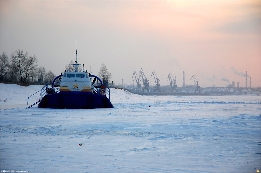 Khivus-48 hovercraft and Cranes of the Bor River Port  //  Хивус-48 и краны Борского речного порта