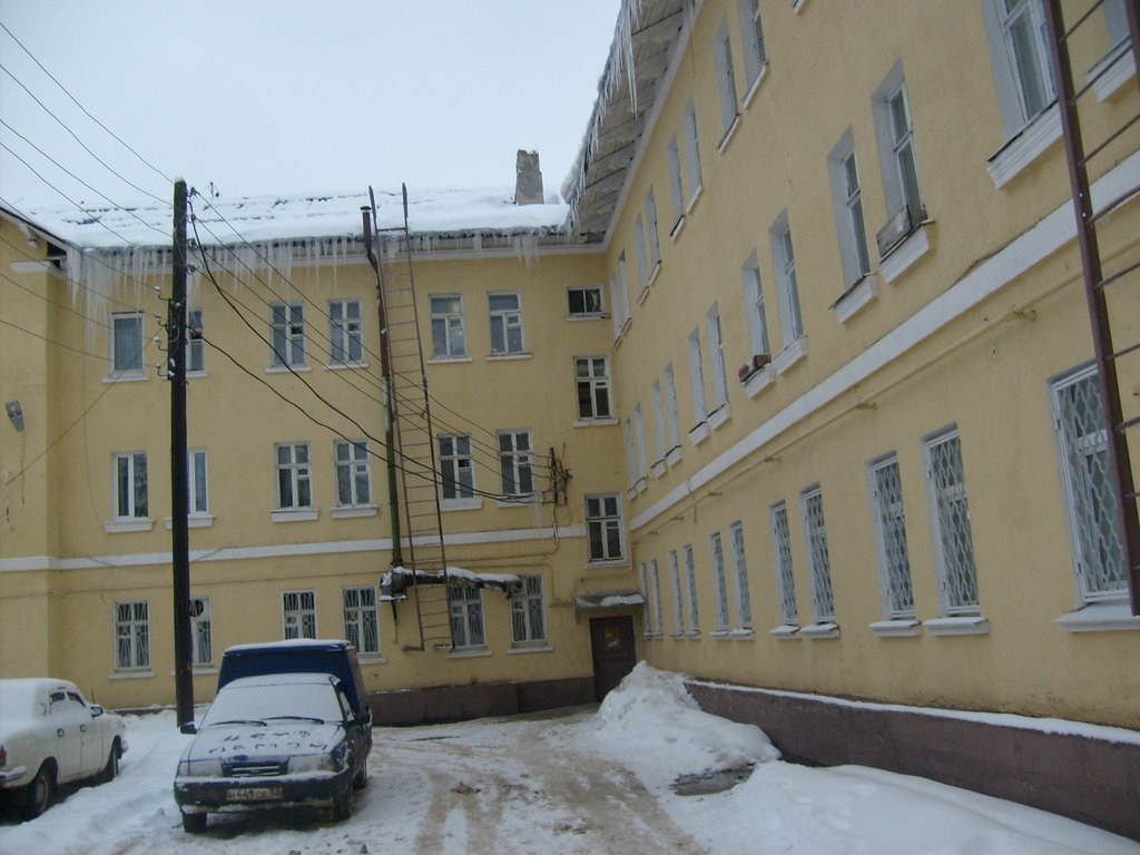 у нас во дворе