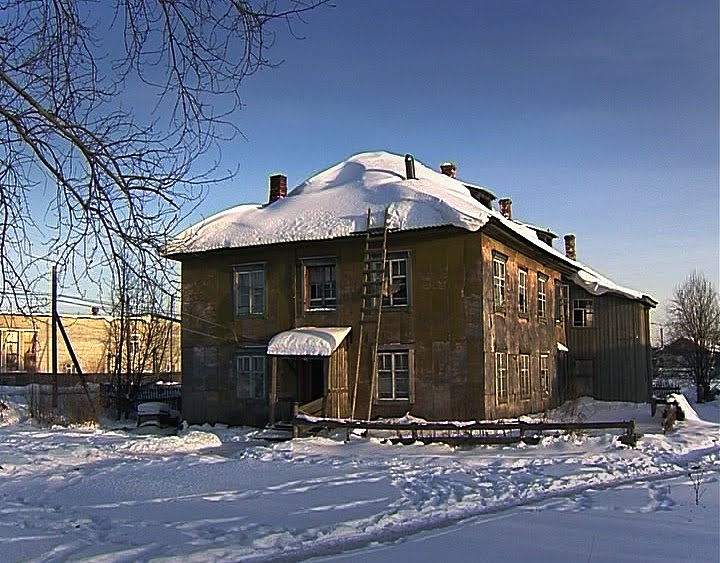 заброшенный дом барачного типа на въезде в вахтан