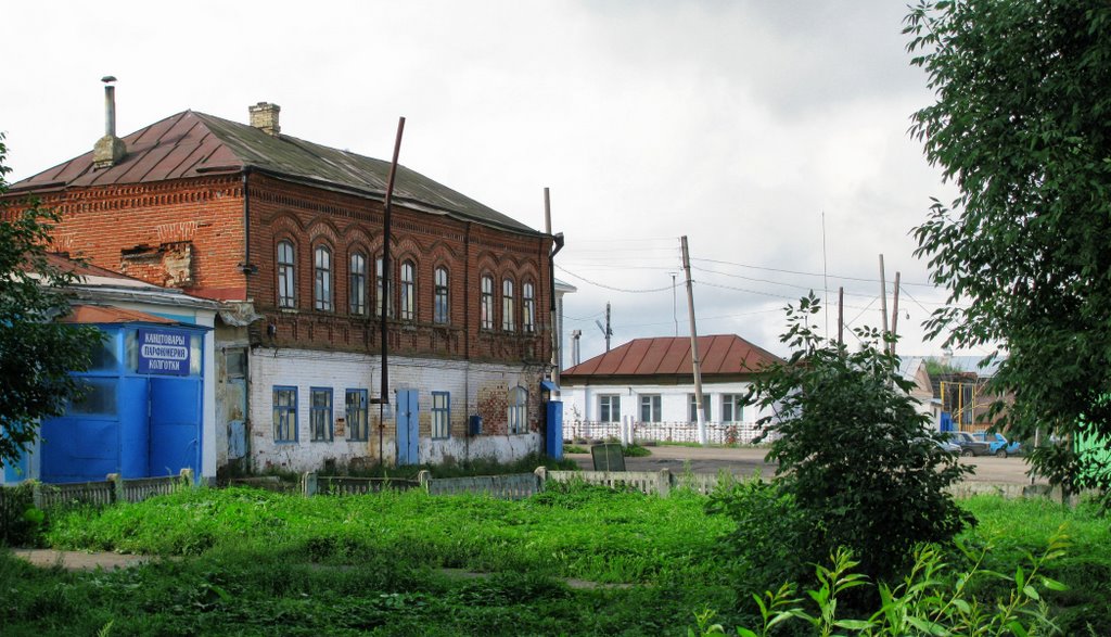 Древний кирпичный дом в Выездном