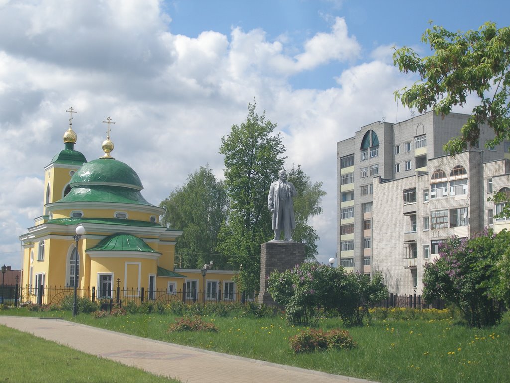 Ленин и церковь. В центре Выксы