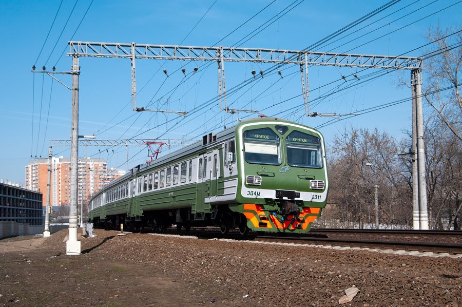 Электропоезд постоянного тока ЭД4М-0311 на участке Серп и Молот - Карачарово Московской ЖД / DC EMU ED4M-0311 on the span Serp i Molot - Karacharovo of Moscow division of RZD (11/04/2010)