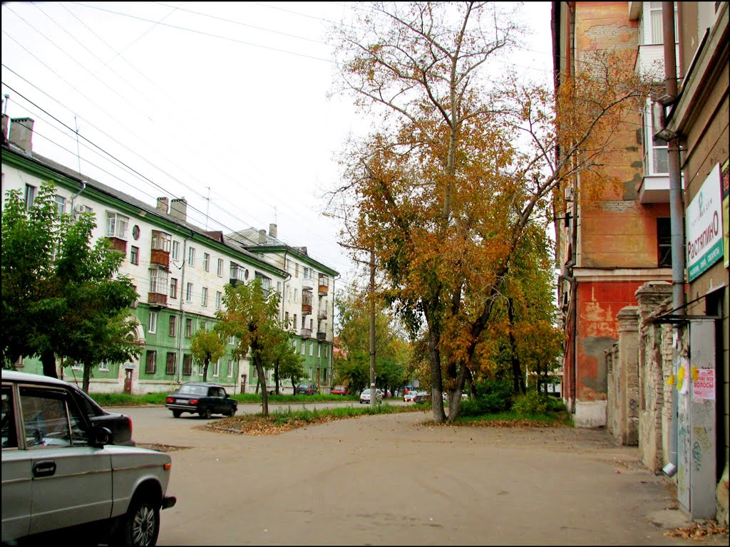 осенний дзержинск. ул маяковского.