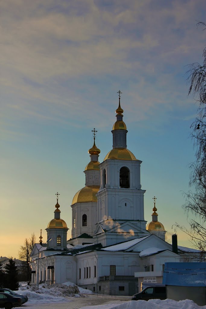 Казанская церковь в первых лучах солнца