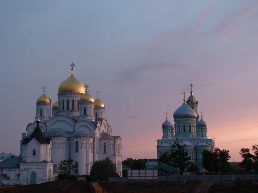 Свято-Троицкий Серафимо-Дивеевский женский монастырь. Вид с канавки на соборы Преображенский, Троицкий и колокольню