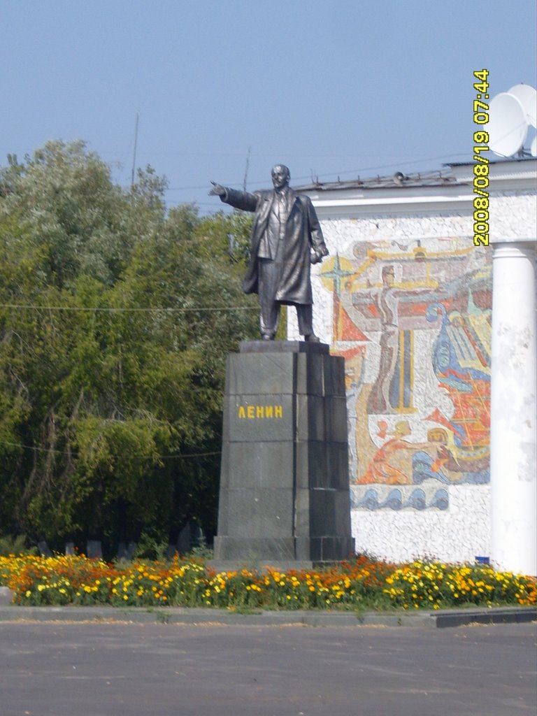 Памятник Ульянову у дома культуры в Навашино 2008г.