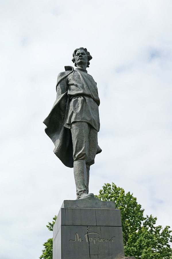 памятник Горькому