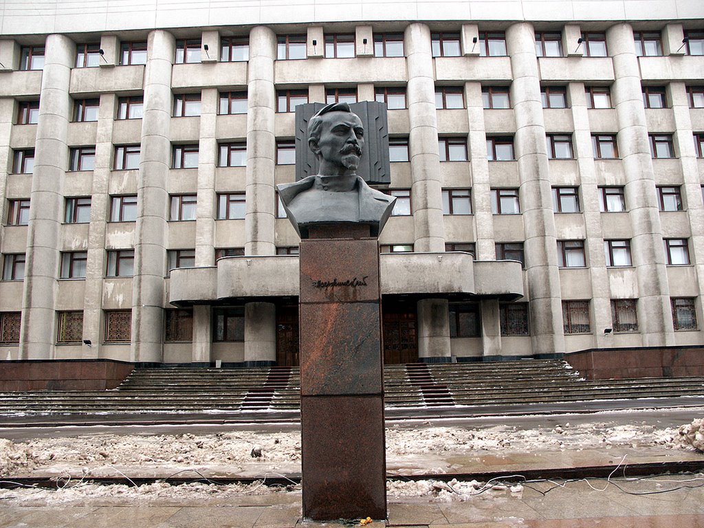 Россия: Нижний Новгород: Нижегородский район: ул.Максима Горького: памятник Дзержинскому на фоне здания МВД; 14:16 03.01.2007