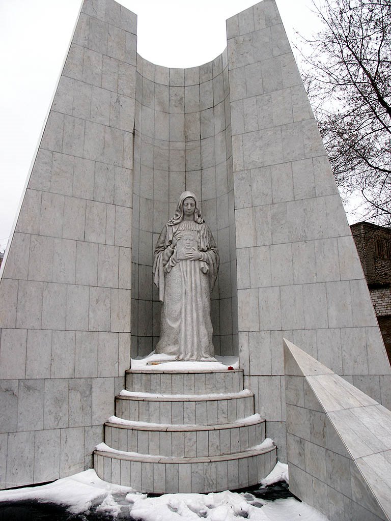 Россия: Нижний Новгород: Нижегородский район: ул.Максима Горького: мемориал работникам МВД возле здания МВД; 14:18 03.01.2007