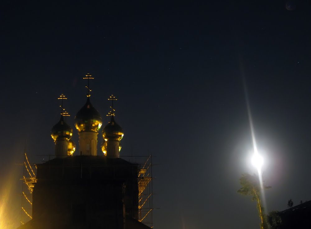Церковь, луна