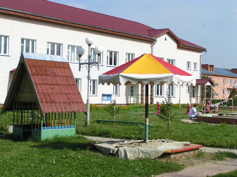 Во дворе детского сада (Backyard of childrengarden)