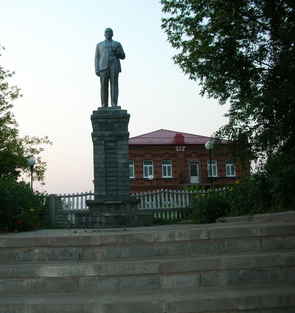 памятник "В.И.Ленин" на заднем плане Художественная школа