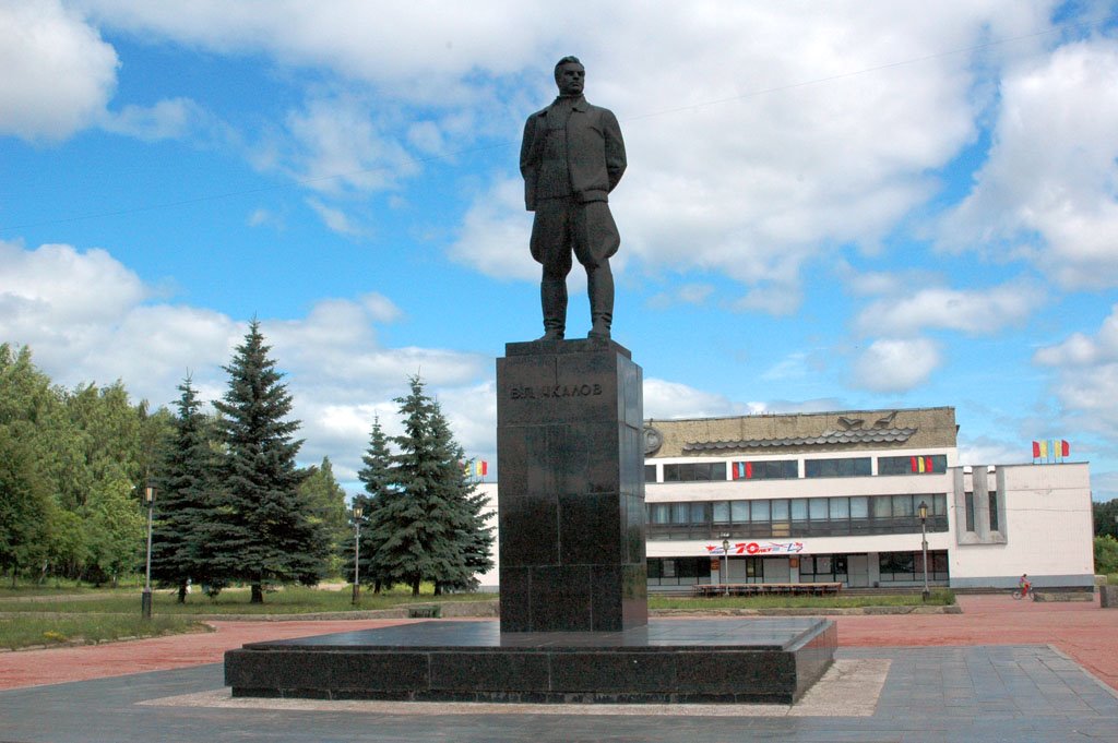 Chkalovs statue