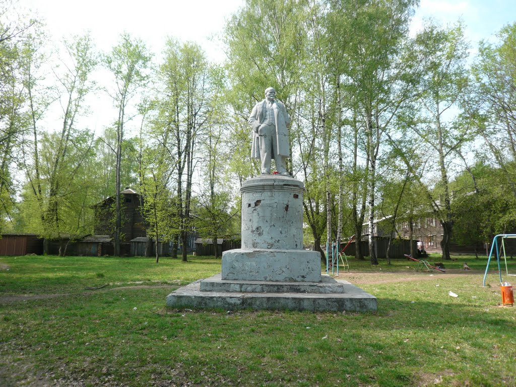 Памятник В.И.Ленину в парке.