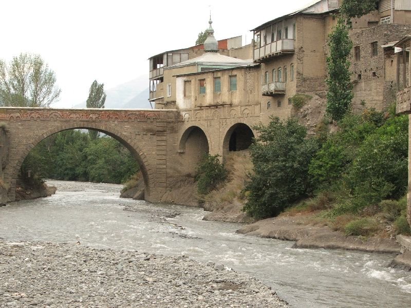 Старый ахтынский мост через реку Ахтычай. The  ancient Akhty bridge over the Akhtychay river.
