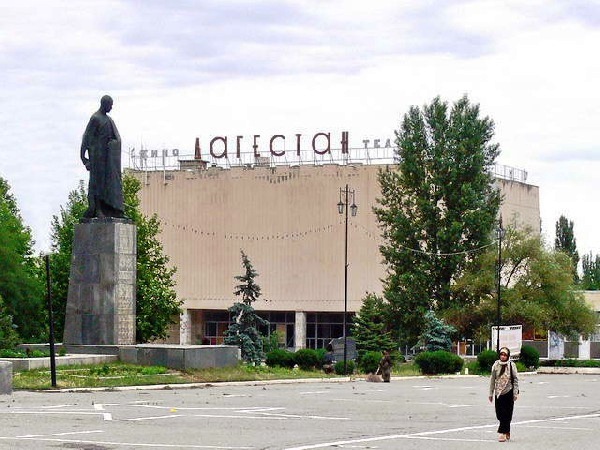 Буйнакск. Памятник Уллубию Буйнакскому и кинотеатр Дагестан