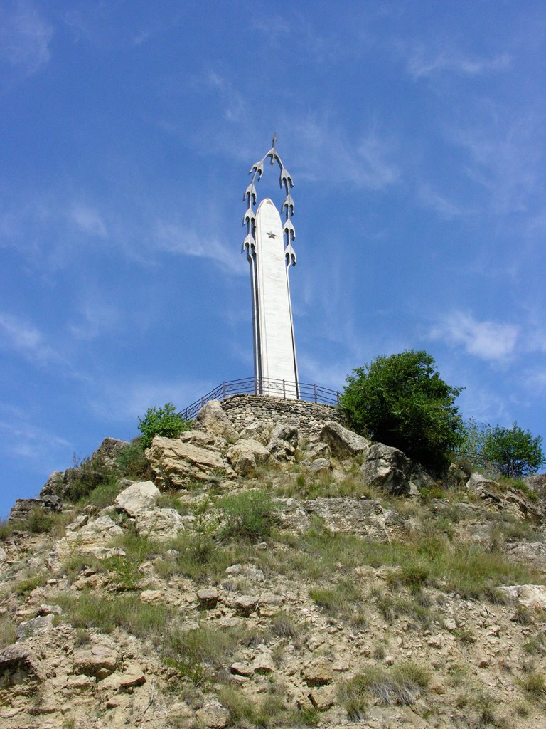 Памятник Белым Журавлям в Гунибе