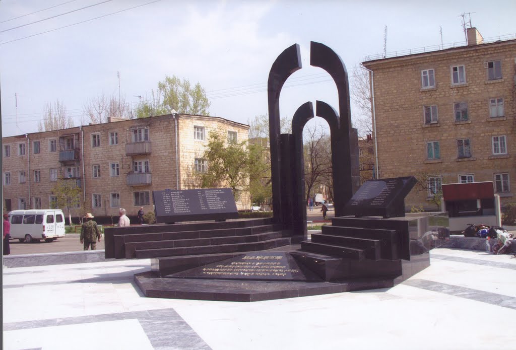 Мемориал жертвам теракта 9 мая.