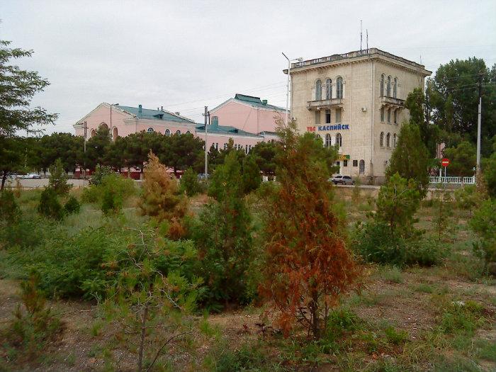 Каспийск. Офис телекомпании ТБС-Каспийск, на заднем плане Дворец культуры