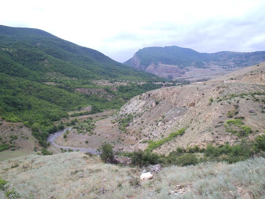 У реки