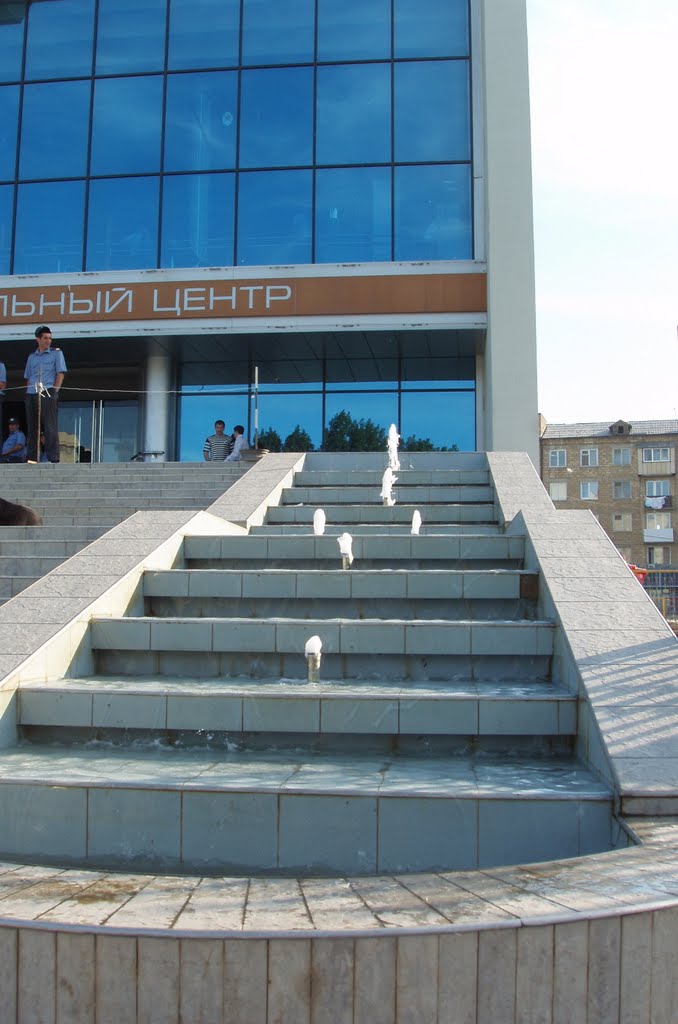 Фонтан на лестнице ДК Россия