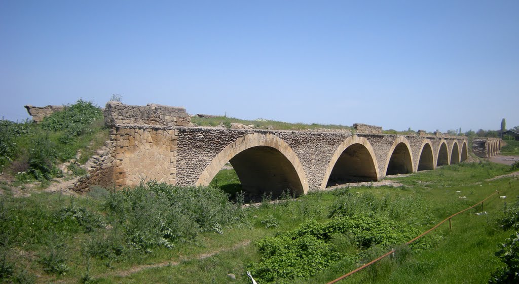 Старый мост через реку Гюльгерычай. The  ancient bridge over the Gyulgerychay river