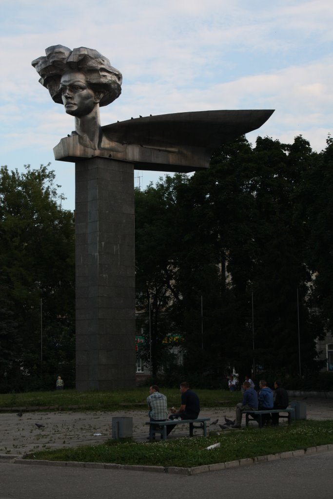 Голова на привокзальной площади