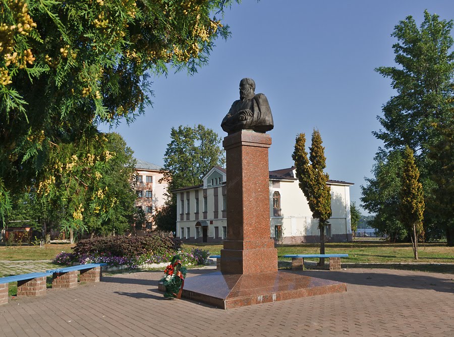 Памятник А.Н.Островскому в Кинешме